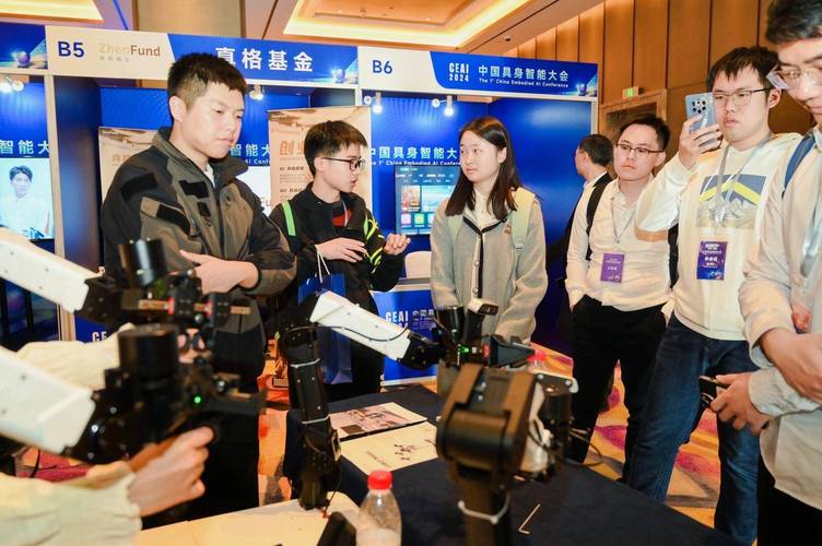 软硬件双向奔赴,"罗伯特"有了智慧大脑